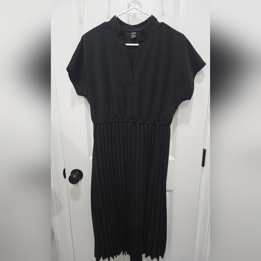 Black short sleeve dress. Shein. Size L. Pleated. Like new